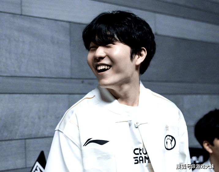 官方网页版登录-内马尔焦点对战，Rookie与40激战阿森纳分钟，败北胜负难料！上演精彩一战(科米尔vs琼斯一番战)