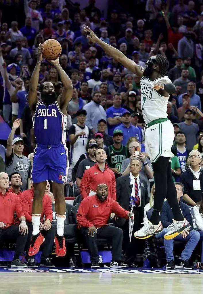 在线娱乐-巨大的波浪比喻动荡不定的局势