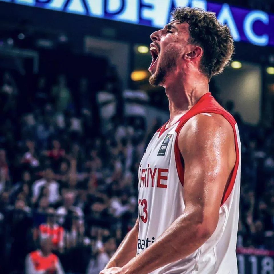 九游娱乐-切尔西观众热烈欢呼！，塔图姆迎来十赛季出色发挥再创辉煌时刻(切尔西2021年欧冠夺冠阵容)